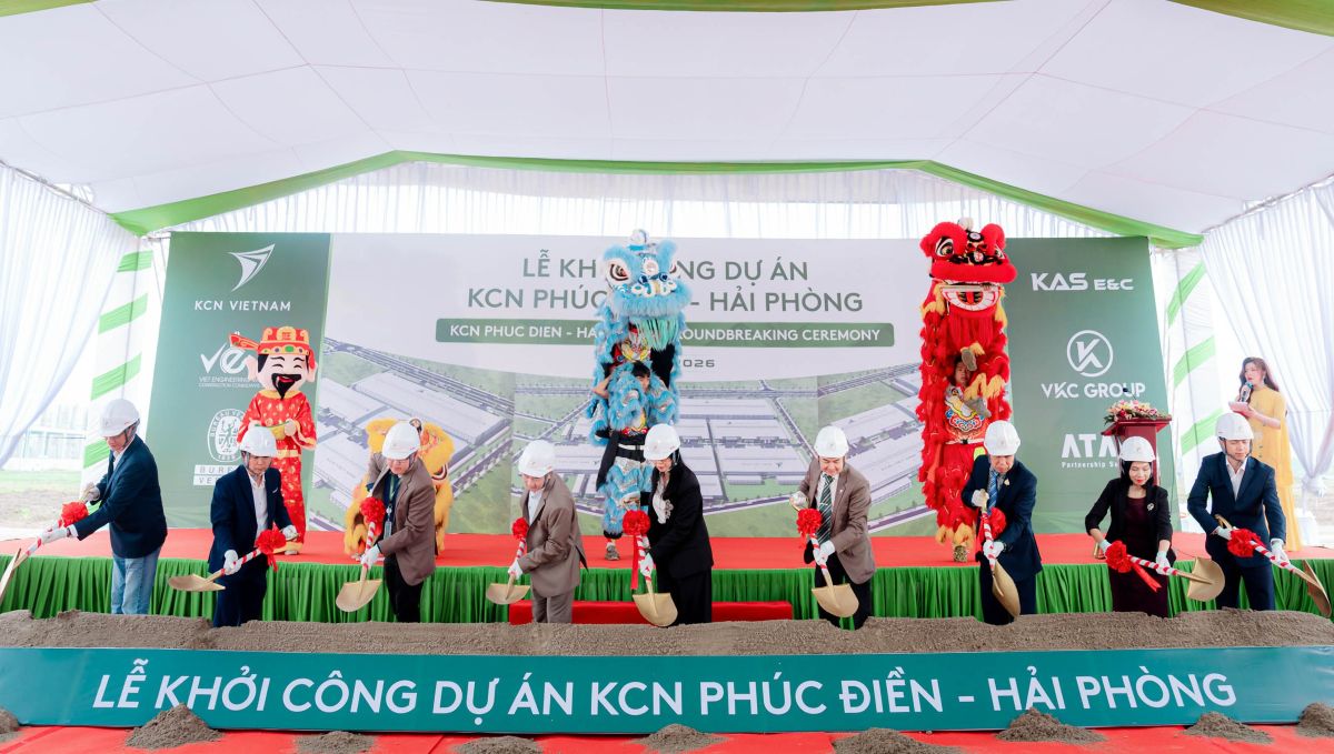 Delegates perform the groundbreaking ceremony and project commencement. Photo: Vietnam Industrial Park