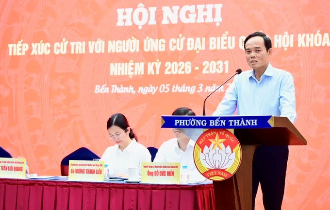 Bí thư Thành ủy TPHCM Trần Lưu Quang trao đổi với cử tri. Ảnh: Việt Dũng