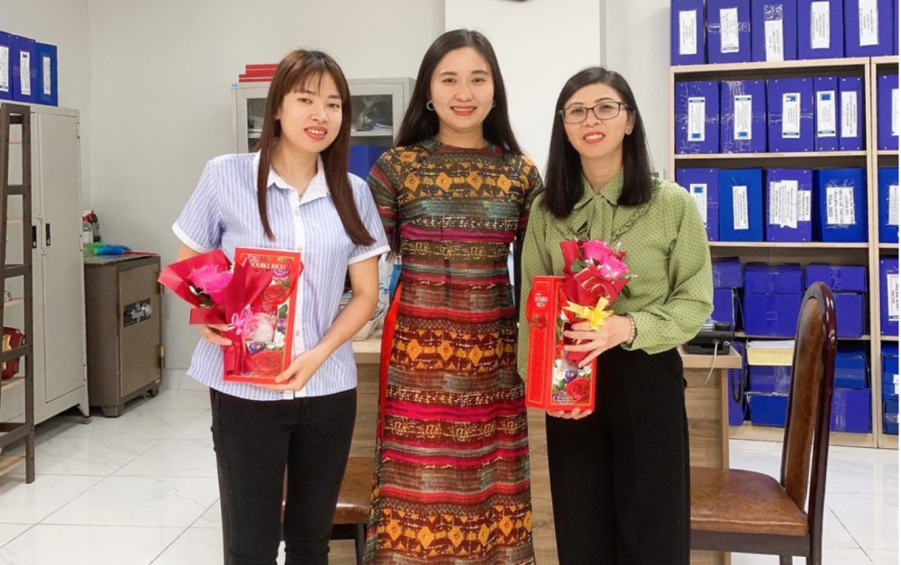 Bà Yến (giữa) tặng quà cho nữ đoàn viên, NLĐ Công ty. Ảnh: CĐCS Công ty