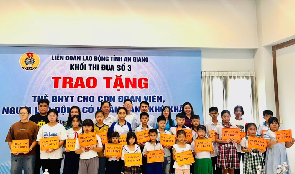 Giving health insurance cards to children of union members and workers in difficult circumstances. Photo: Company Trade Union