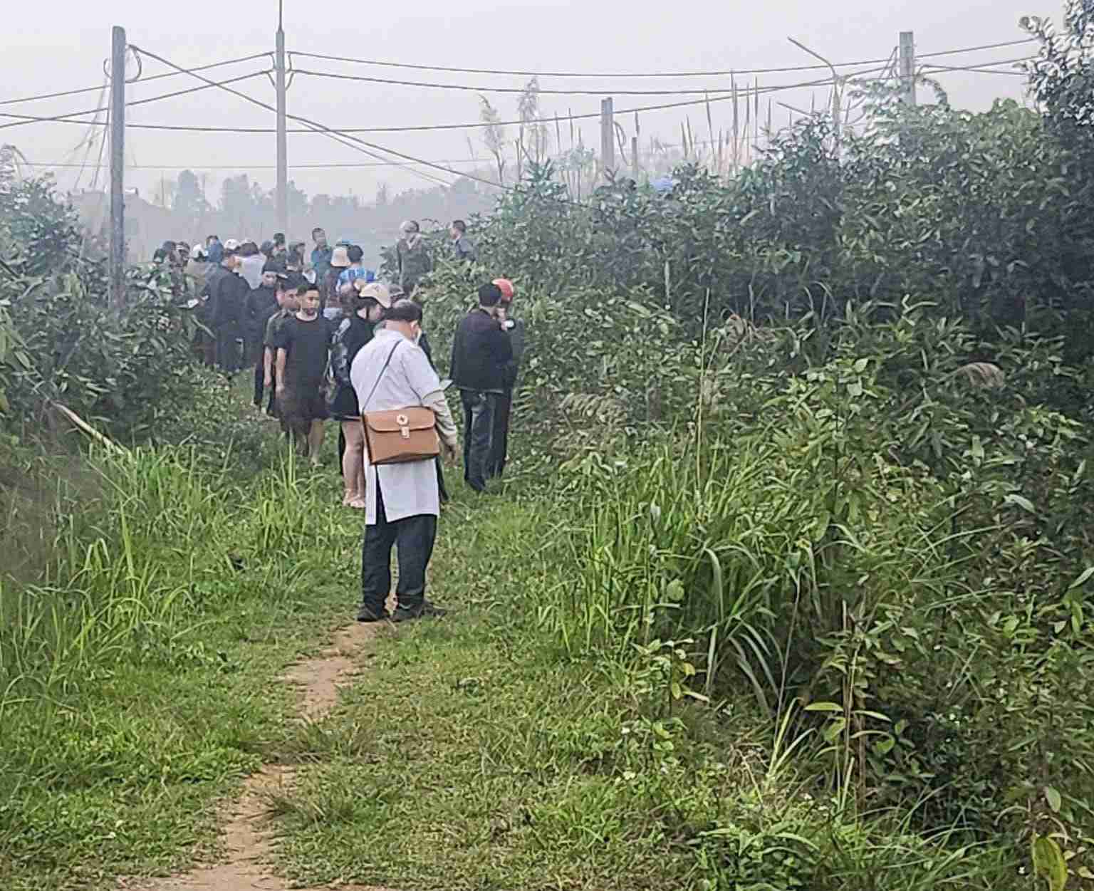 Lực lượng chức năng có mặt tại hiện trường vụ đuối nước. Ảnh: Yên Bái