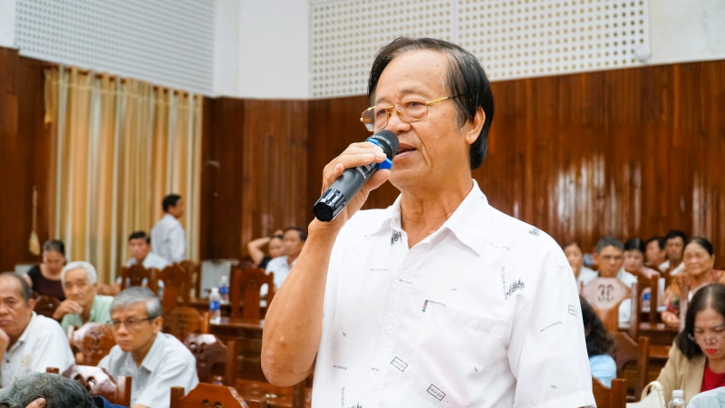 Cử tri Trần Văn Tương (phường Bàn Thạch) nêu trăn trở về sự phát triển chưa đồng đều giữa các khu vực của Đà Nẵng sau sáp nhập. Ảnh: Hoàng Bin