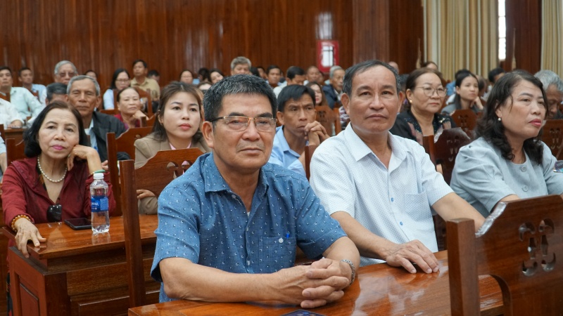 Cử tri Tam Kỳ, Đà Nẵng lắng nghe chương trình hành động của các ứng viên đại biểu Quốc hội tại hội nghị tiếp xúc. Ảnh: Hoàng Bin