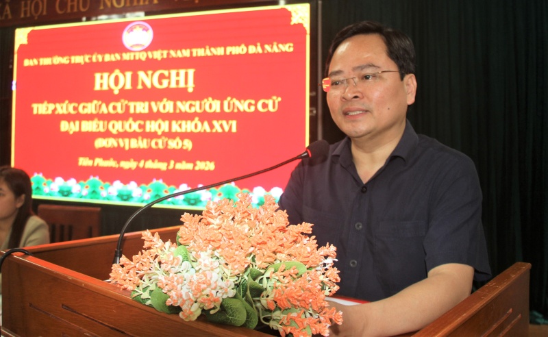 Mr. Nguyen Anh Tuan - Member of the Party Central Committee, Member of the Standing Committee of the Party Committee of the Fatherland Front, central mass organizations, Secretary of the Party Committee, Chairman of the Vietnam General Confederation of Labor spoke at the voter meeting in Tien Phuoc, Da Nang. Photo: Hoang Bin