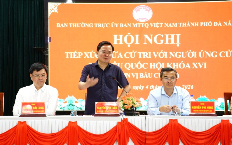 Ông Nguyễn Anh Tuấn ghi nhận và trao đổi về những vấn đề cử tri Đà Nẵng quan tâm trong không khí cởi mở, thẳng thắn. Ảnh: Hoàng Bin