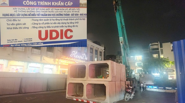 Hanoi is accelerating the construction of underground flood control tanks in front of Hang Da market before the rainy season. Photo: Minh Hanh