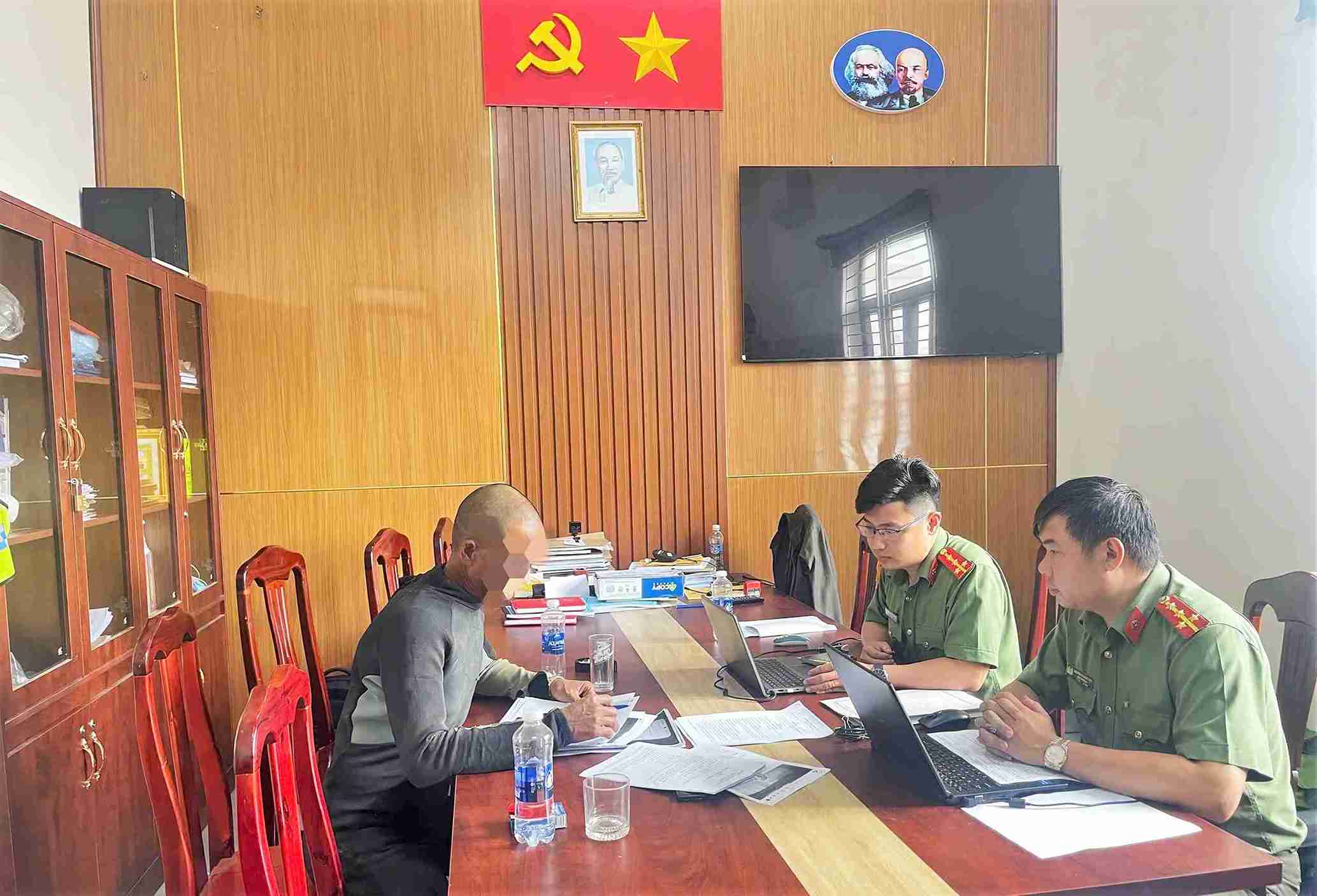 Công an làm việc với N.Đ.T để làm rõ các vi phạm. Ảnh: Công an cung cấp 