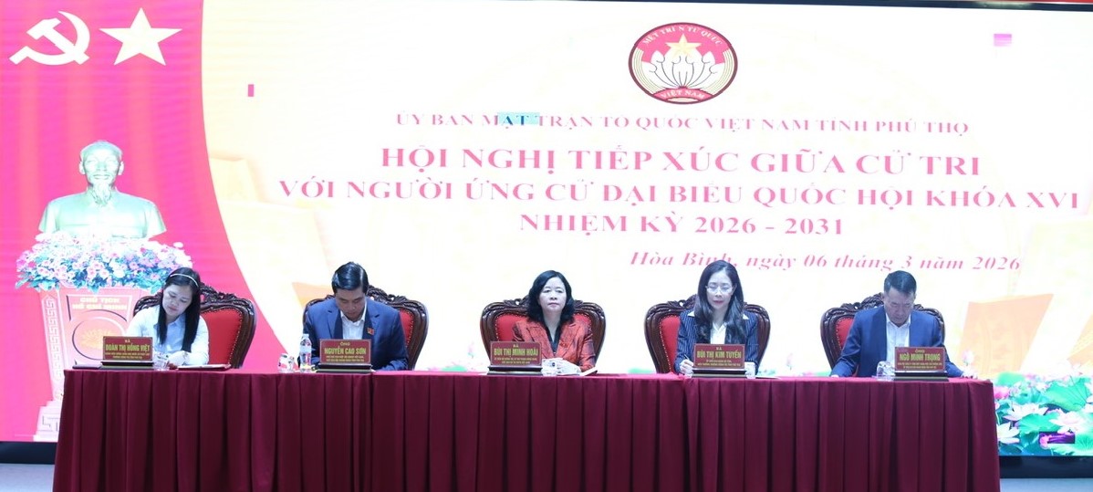 National Assembly Deputy candidates meet with voters at polling station No. 5 Phu Tho. Photo: Minh Chuyen