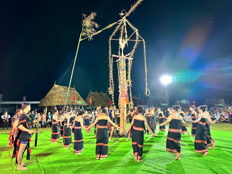 Nghi thức dựng cây nêu của người Xê Đăng ở vùng cao Đà Nẵng. Ảnh: Nguyễn Hoàng