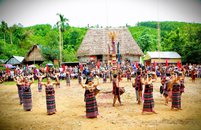 Về làng tái định cư, đồng bào vùng cao Đà Nẵng vẫn giữ hồn văn hóa độc đáo. Ảnh: A Ngước