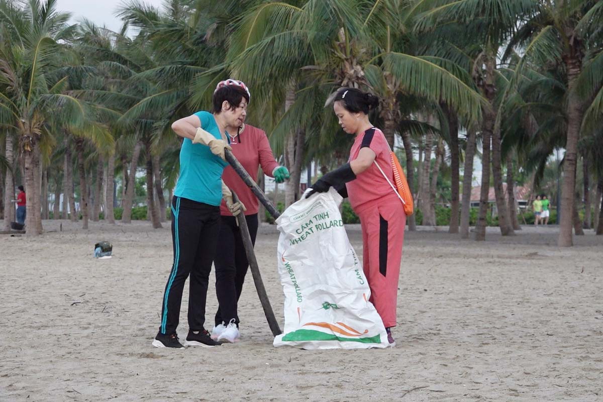 Nhóm bạn học cấp 3 nhặt rác tại bãi biển Bãi Cháy. Ảnh: Đoàn Hưng