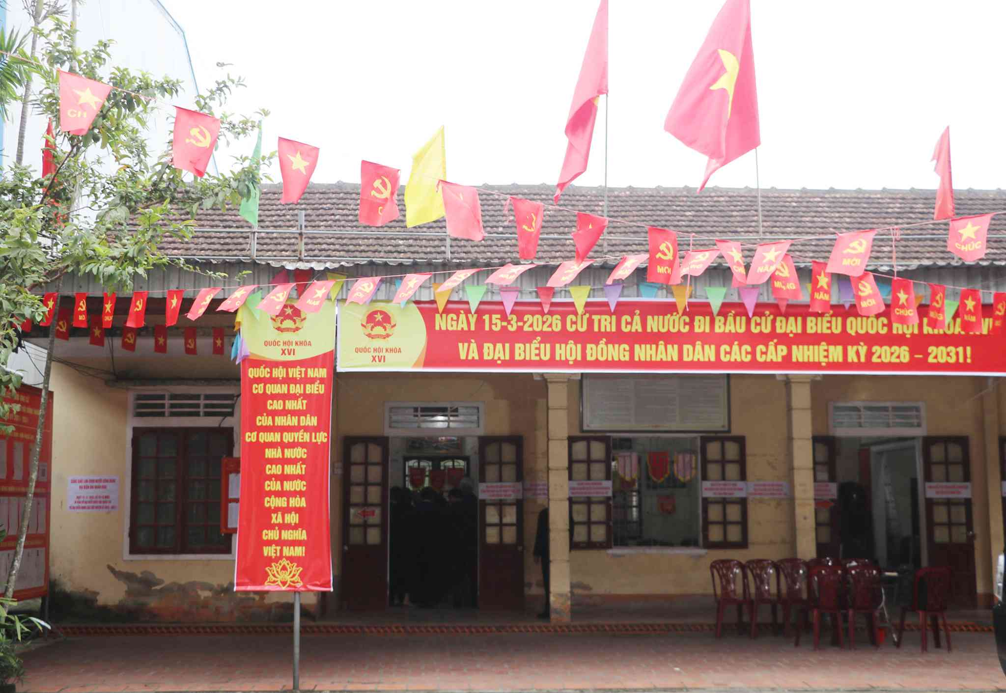 Khu vực bỏ phiếu trên địa bàn xã Diễn Châu, tỉnh Nghệ An được trang hoàng, tạo không khí vui tươi chào đón ngày hội non sông. Ảnh: Kim Oanh