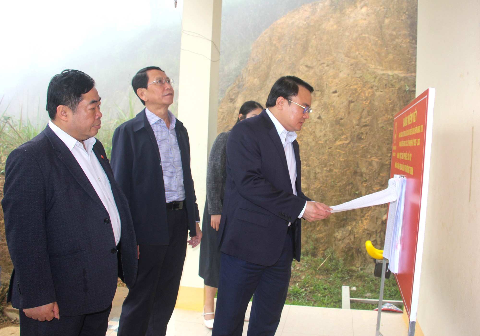The working delegation of Nghe An Provincial People's Committee inspects the election preparation work at the early polling station in the western mountainous area of the province. Photo: Kim Oanh