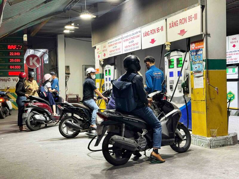 People in Ho Chi Minh City mainly refuel according to daily travel needs, and the situation of buying and storing has not appeared. Photo: Ha May