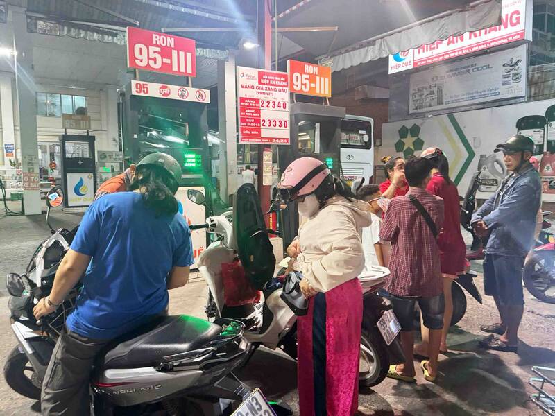 Hoạt động bán lẻ xăng dầu tại TPHCM diễn ra bình thường. Ảnh: Hạ Mây