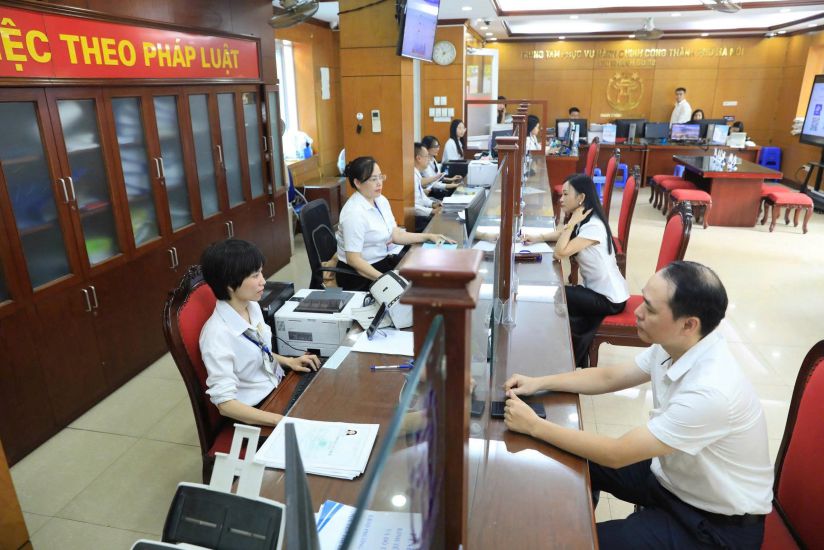 From July 1st, personal identification numbers will be used as electronic dossier identification codes for officials, civil servants, and public employees. In the photo, officials and civil servants of Thanh Xuan ward (Hanoi) are handling administrative procedures for people. Photo: Pham Dong