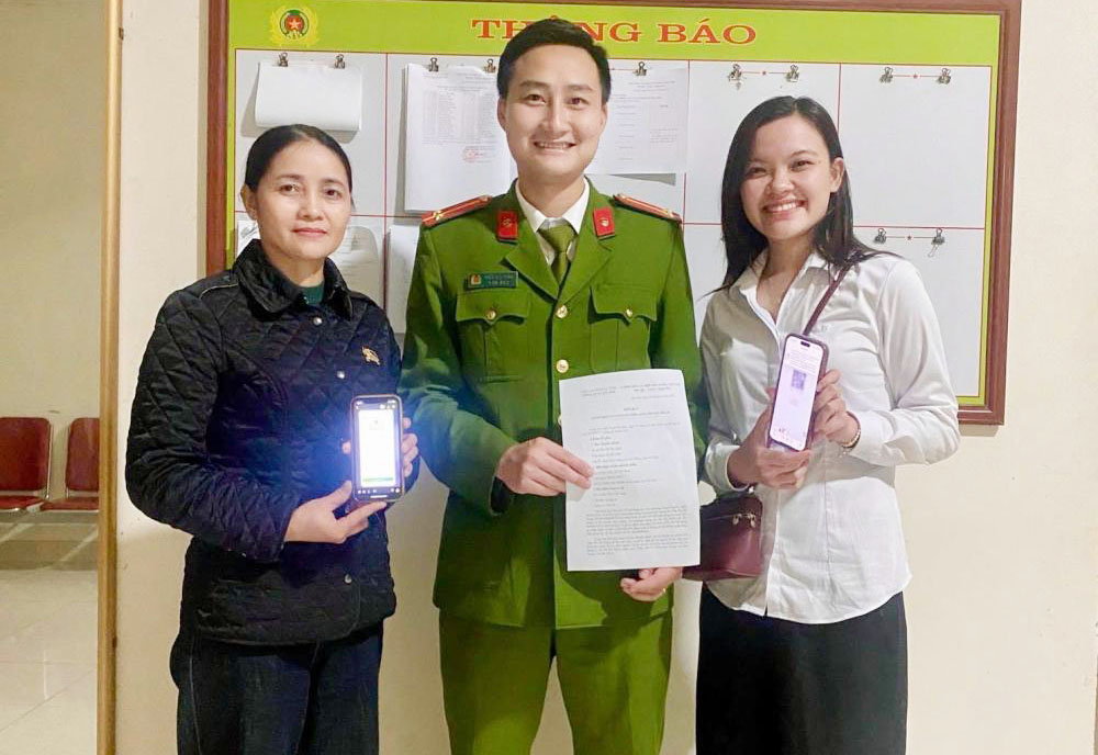 Ms. Dung (left) has transferred 1.3 billion VND back to Ms. Minh. Photo: Ha Tinh Police