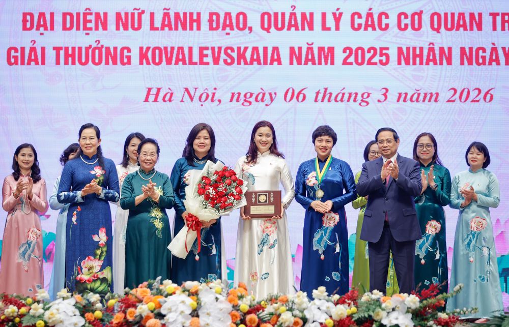 Thủ tướng Chính phủ Phạm Minh Chính trao Giải thưởng Kovalevskaia năm 2025 cho Tập thể các nhà khoa học nữ. Ảnh: Nhật Bắc 