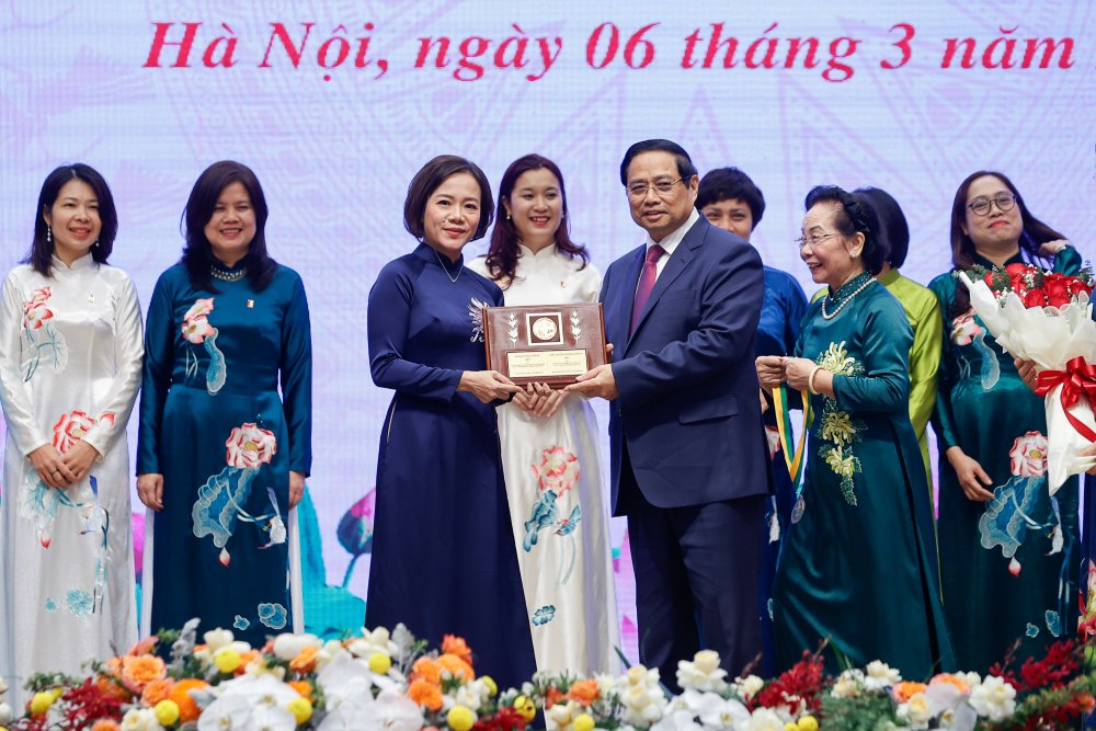 Prime Minister Pham Minh Chinh awarded the Kovalevskaia Prize 2025 to Prof. Dr. Tran Thi Viet Nga - Director of the Vietnam-Japan Institute of High Technology, Senior Lecturer of the Faculty of Environmental Engineering, Hanoi University of Civil Engineering. Photo: Nhat Bac