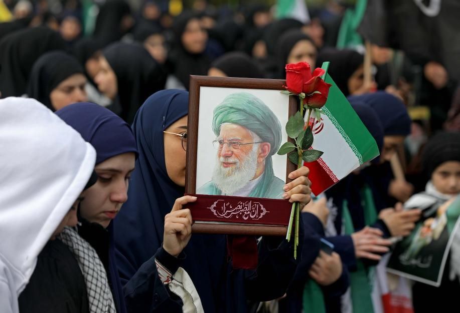 Người dân bày tỏ đoàn kết với Iran và phản đối vụ sát hại Lãnh tụ tối cao Ali Khamenei tại Beirut, Lebanon ngày 1.3.2026. Ảnh: Xinhua