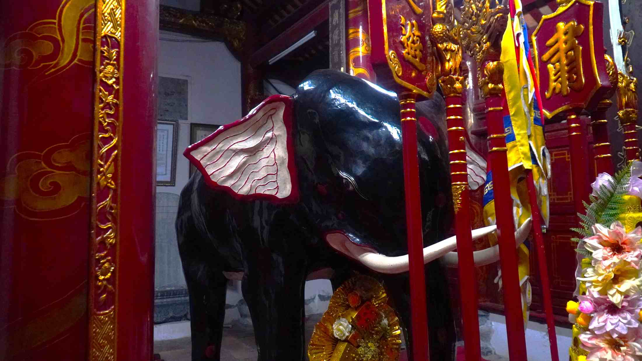 Tượng voi trong đền Hai Bà Trưng. Ảnh: Minh Chính