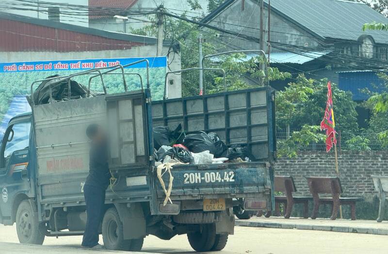 The reason is the lack of specialized vehicles, environmental companies use trucks to collect and transport garbage. Photo: PV