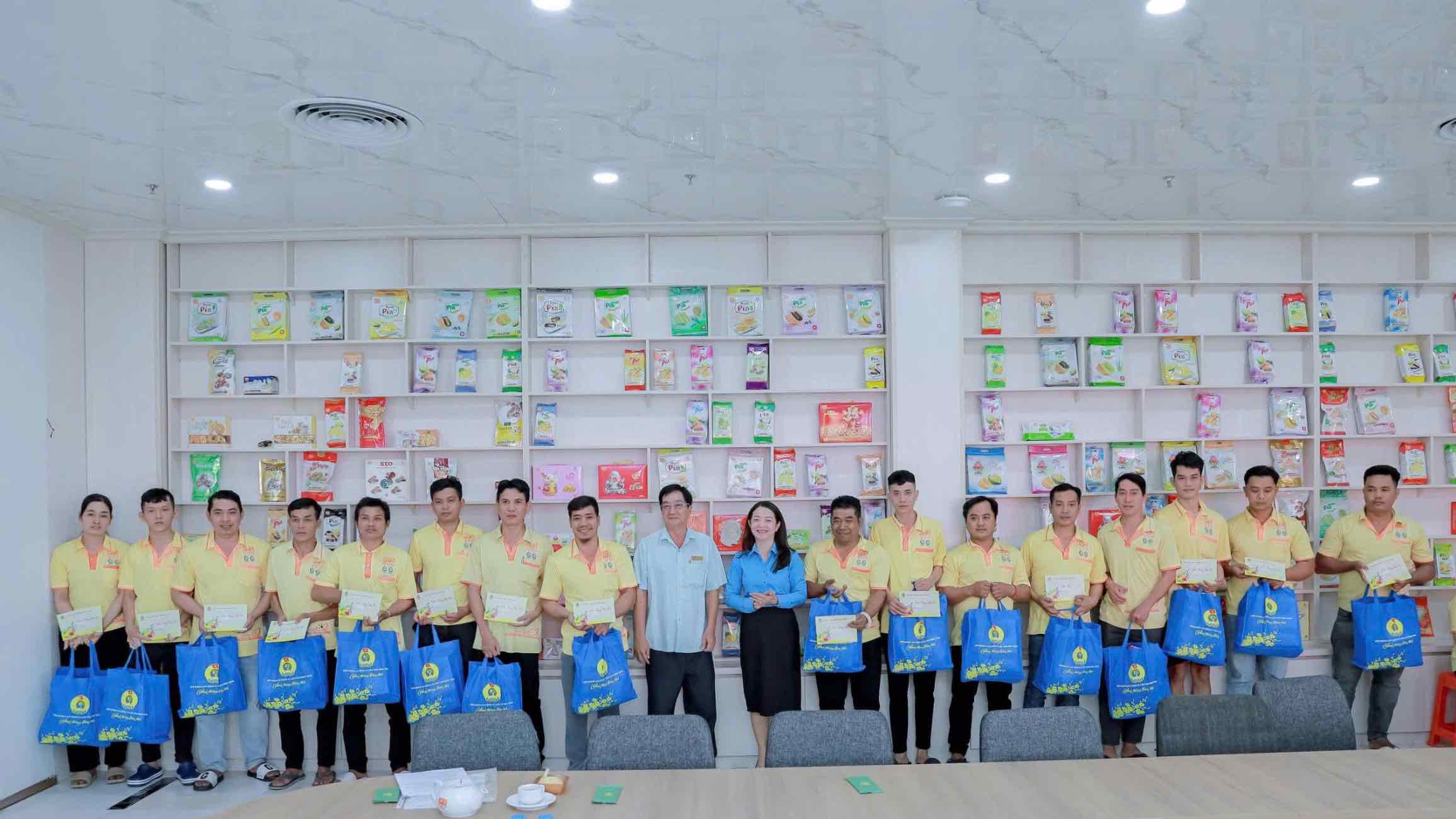 LĐLĐ TP Cần Thơ thăm, tặng quà đoàn viên, người lao động tại Công ty Cổ phần Thuỷ sản Sóc Trăng. Ảnh: Công đoàn Cần Thơ