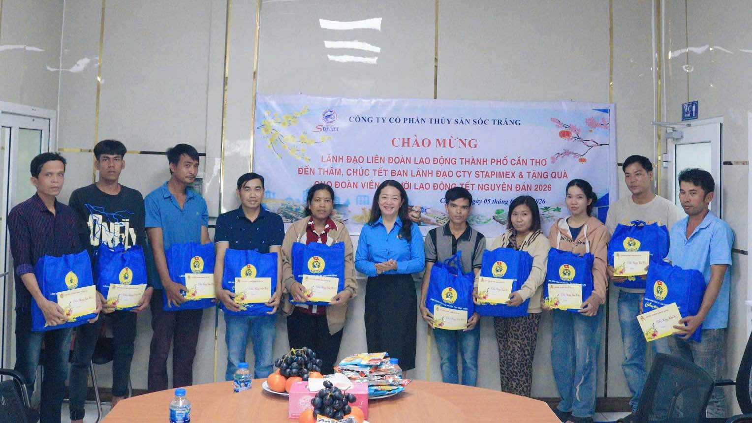 LĐLĐ TP Cần Thơ thăm, tặng quà đoàn viên, người lao động tại Công ty Cổ phần Thuỷ sản Sóc Trăng. Ảnh: Công đoàn Cần Thơ