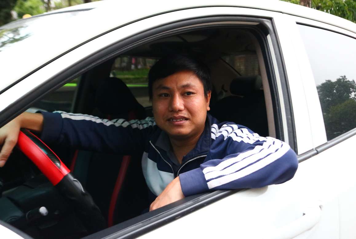  Anh Lê Thúc Thành (quê Thanh Hoá) cho giá xăng tăng như hiện nay mỗi ngày anh có thể phải chi trả thêm khoảng 10% chi phí cho tiền xăng. Ảnh: Tuyết Lan