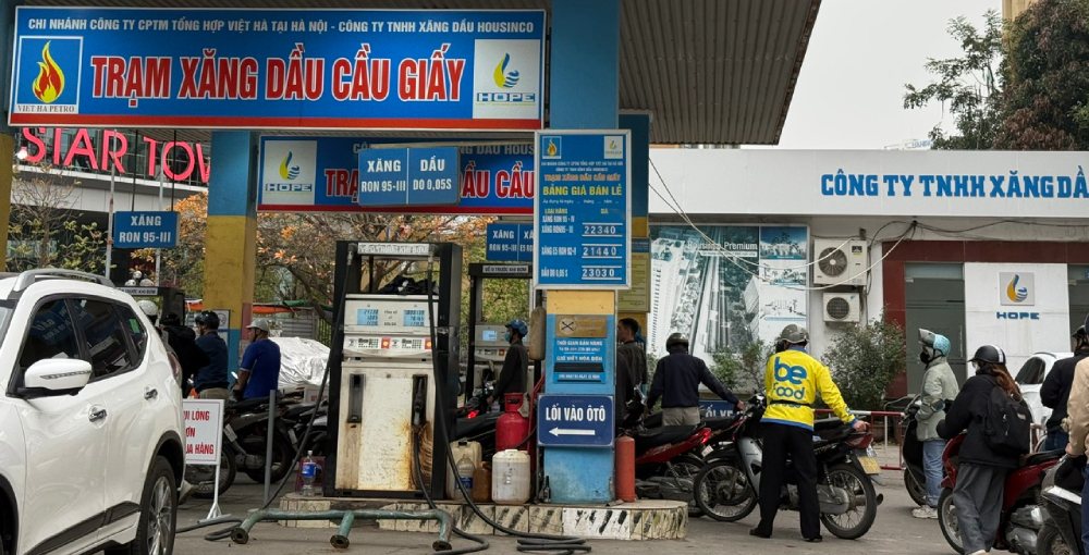 Gasoline prices escalate, technology car drivers at risk of income decline. Photo: Ha Le