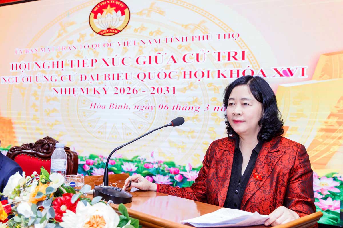 Ms. Bui Thi Minh Hoai - Member of the Politburo, Secretary of the Party Central Committee, Secretary of the Party Committee of the Fatherland Front, Central mass organizations, Chairwoman of the Central Committee of the Vietnam Fatherland Front presents the Action Program to voters. Photo: Quang Vinh