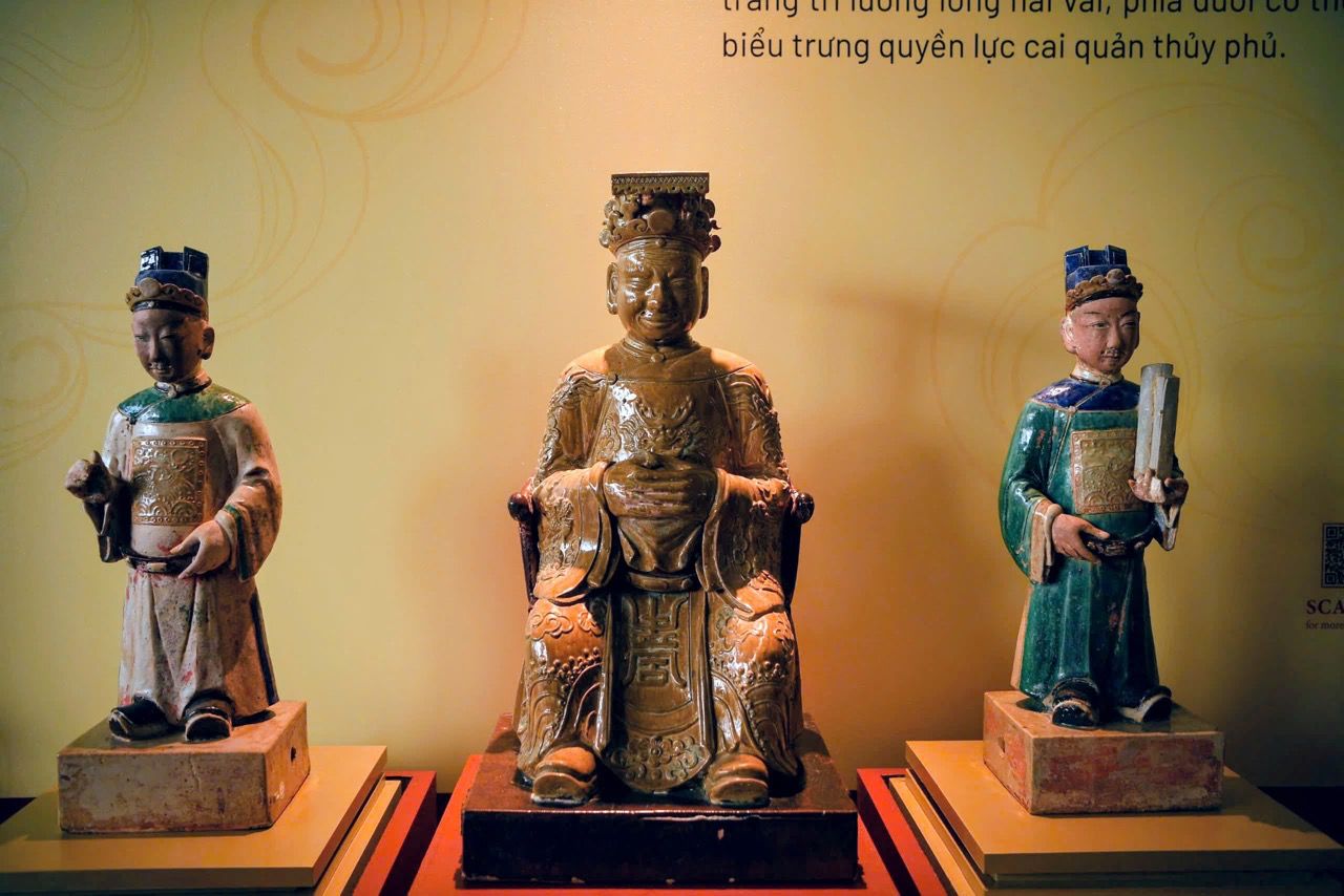 The multi-colored glazed ceramic statue set of Tam Quan Dai De is a national treasure. Photo: Anh Tu.