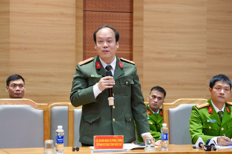 Đại tá Nguyễn Huy Lục - Trưởng phòng 5, Cục An ninh mạng và Phòng, chống tội phạm sử dụng công nghệ cao cung cấp thông tin về quá trình triệt phá vụ án liên quan đến hệ thống Xôi Lạc TV. Ảnh: Thùy Linh