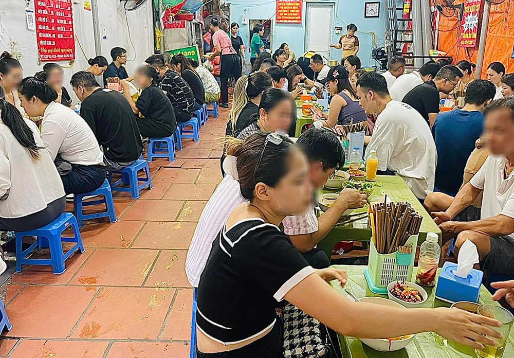 Đi sâu vào trong ngõ, quán bố trí cả chỗ ngồi trong nhà và ngoài sân. Ảnh: Foody