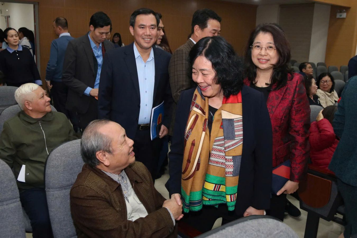 Ms. Bui Thi Minh Hoai - Member of the Politburo, Secretary of the Party Central Committee, Secretary of the Party Committee of the Fatherland Front, Central mass organizations, Chairwoman of the Central Committee of the Vietnam Fatherland Front - attended the Conference to collect voters' opinions on the place of residence for candidates for the 16th National Assembly. Photo: Hai Nguyen