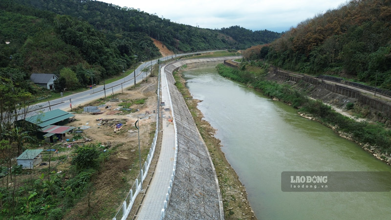 Lá chắn kè tại sông Nậm Thi giúp bảo vệ an toàn cho hạ tầng biên giới Việt - Trung. Ảnh: Đinh Đại 