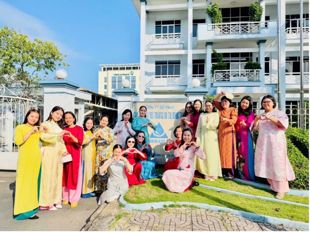 Đoàn viên nữ CĐCS Công ty Cấp nước và Môi trường đô thị Đồng Tháp hưởng ứng “Tuần lễ Áo dài” năm 2026. 
