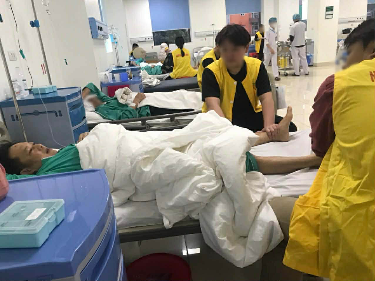 Giây phút mệt mỏi trên giường bệnh của thầy Quyến - người vẫn đang từng ngày nén đau để giành giật sự sống, nuôi hy vọng sớm trở lại với bục giảng. Ảnh: Nhân vật cung cấp