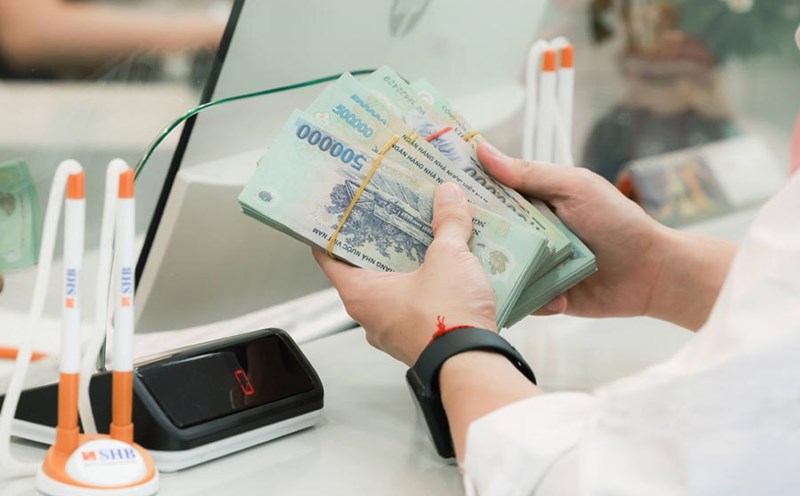 Business households must publicly disclose all non-cash payment channels related to production and business activities. Photo: Hai Nguyen.