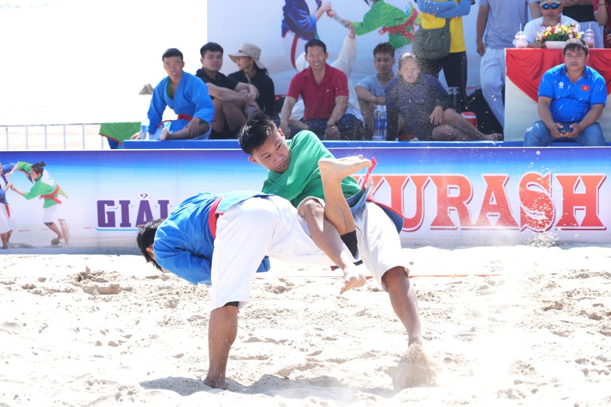 Beach Kurash competition between Ho Chi Minh City athletes and the Army. Photo: Thanh An