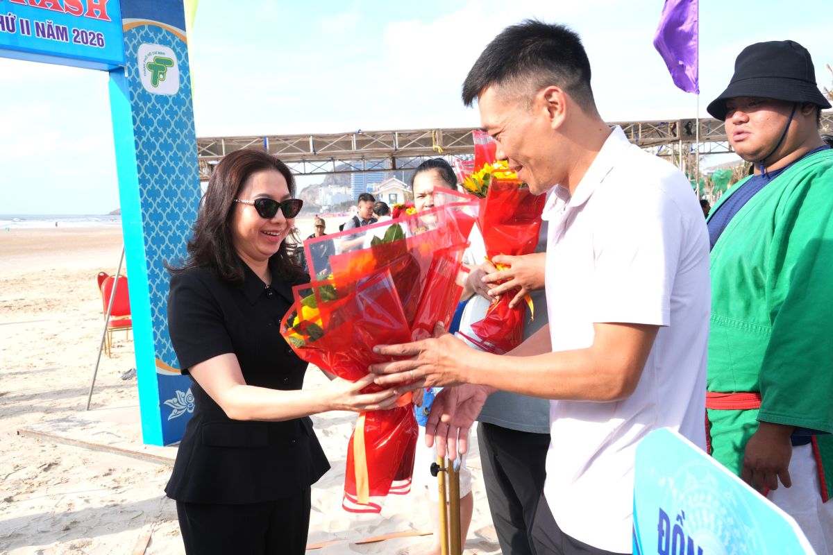 Bà Trần Thị Thu Hiền - Phó Giám đốc Sở Văn hóa và Thể thao TPHCM - tặng hoa cho đại diện các đội tham gia thi đấu tại Giải vô địch Kurash bãi biển Quốc gia năm 2026. Ảnh: Thành An