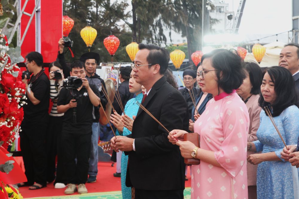 Lãnh đạo thành phố và địa phương thực hiện nghi thức dâng hương tại lễ hội. Ảnh: Tố Quyên