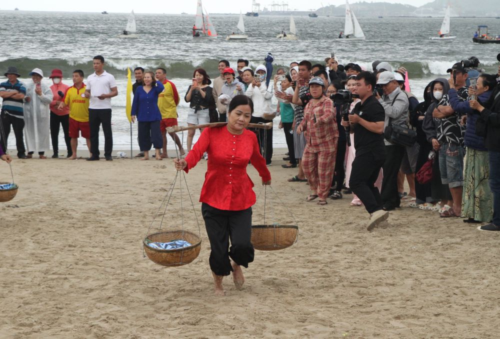 Các hoạt động văn hóa - thể thao diễn ra sôi nổi tại lễ hội. Ảnh: Thanh Huyền