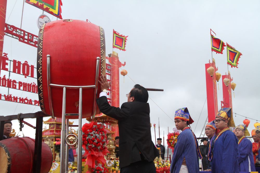Traditional Cau Ngu Festival 2026 with many unique rituals and cultural activities, attracting a large number of people, fishermen and tourists to participate. Photo: Thanh Huyen