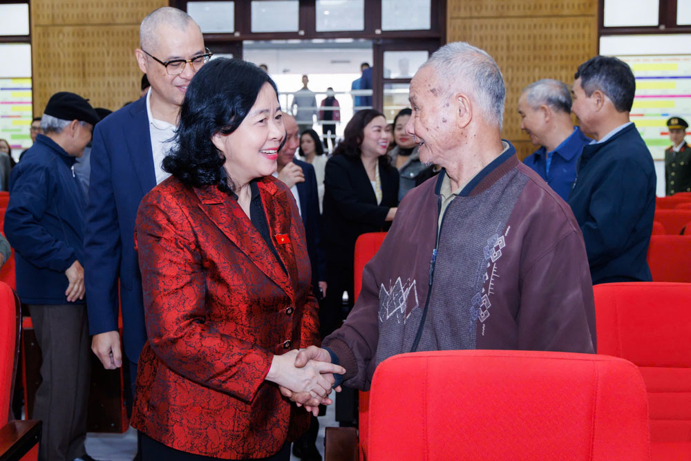 Bà Bùi Thị Minh Hoài tiếp xúc cử tri. Ảnh: Quang Huy