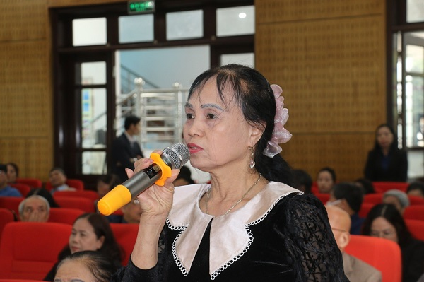 Cử tri bày tỏ nguyện vọng trước các ứng cử viên Đại biểu Quốc hội. Ảnh: Minh Chuyên