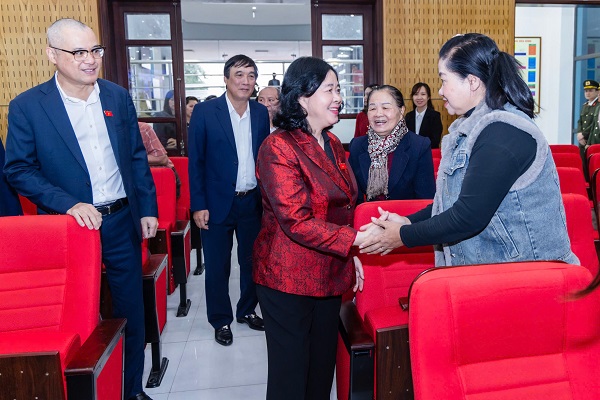 Ms. Bui Thi Minh Hoai, Member of the Politburo, Secretary of the Party Central Committee, Secretary of the Party Committee of the Fatherland Front, Central mass organizations, Chairwoman of the Central Committee of the Vietnam Fatherland Front, meets and visits voters. Photo: Quang Huy