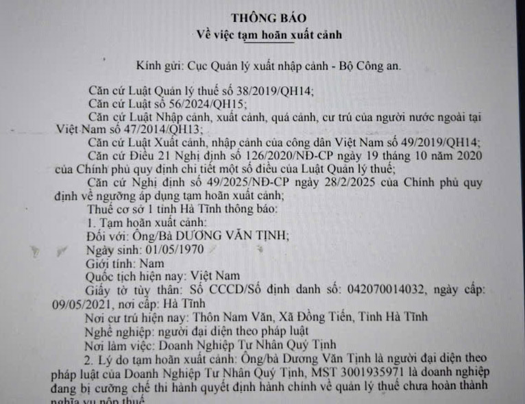 Thông báo tạm hoãn xuất cảnh đối với Giám đốc một doanh nghiệp. Ảnh: Trần Tuấn
