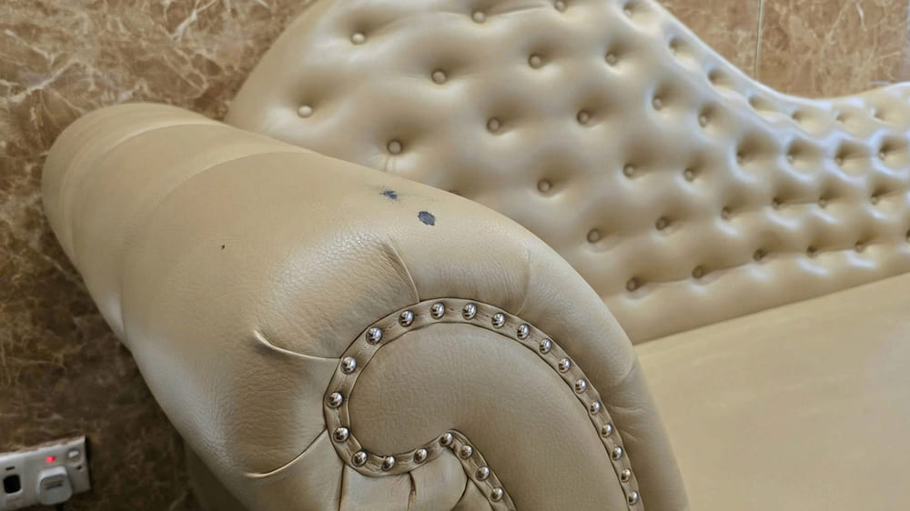 Simple and quick handling when the sofa is stained with ink. Photo: Tuan Dat