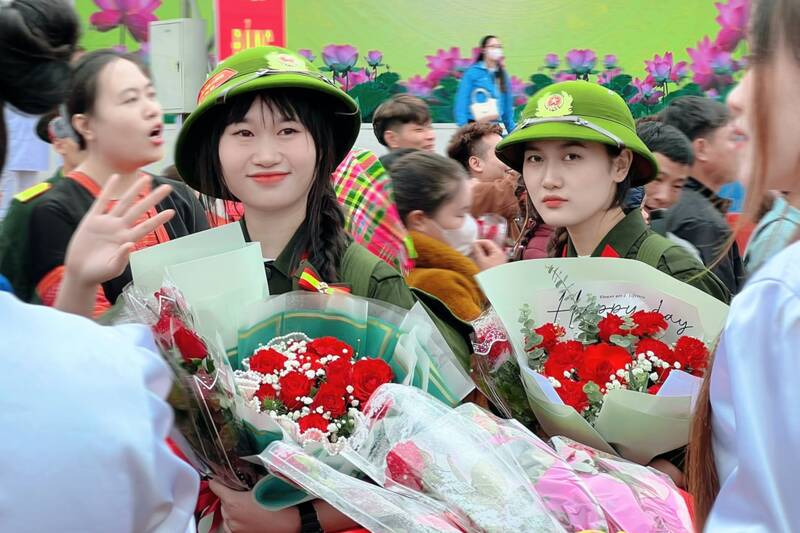 Tân binh điểm giao nhận quân Phù Yên, Thuận Châu cũng nhận được nhiều tình cảm từ người thân, bạn bè trước khi lên đường nhập ngũ. Ảnh: Xã Phù Yên - Thuận Châu